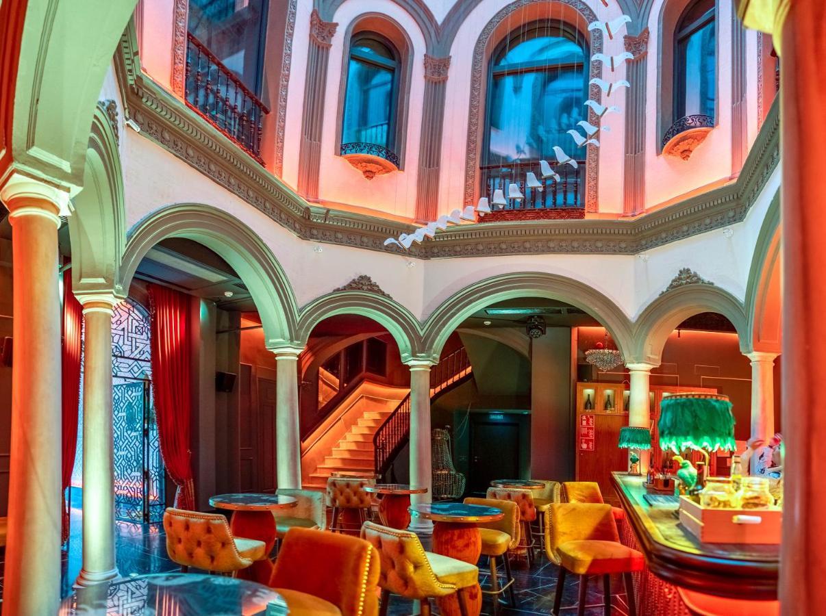 Hotel Lobby Sevilla Eksteriør bilde The interior of the nightclub
