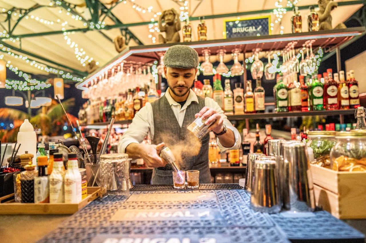 Hotel Lobby Sevilla Eksteriør bilde A bartender at work