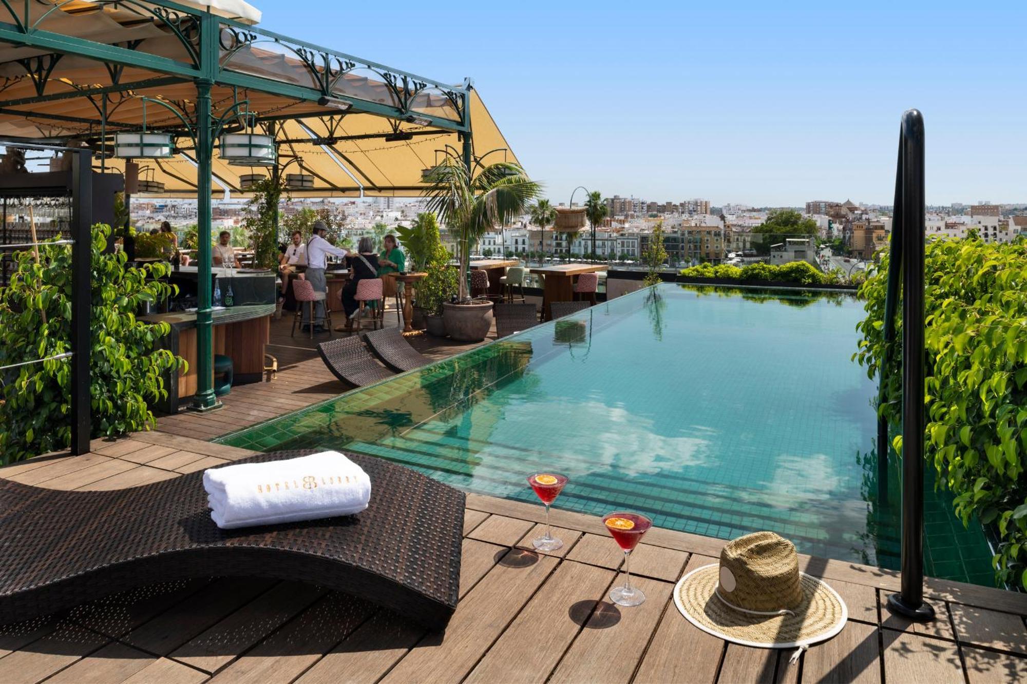 Hotel Lobby Sevilla Eksteriør bilde Rooftop pool