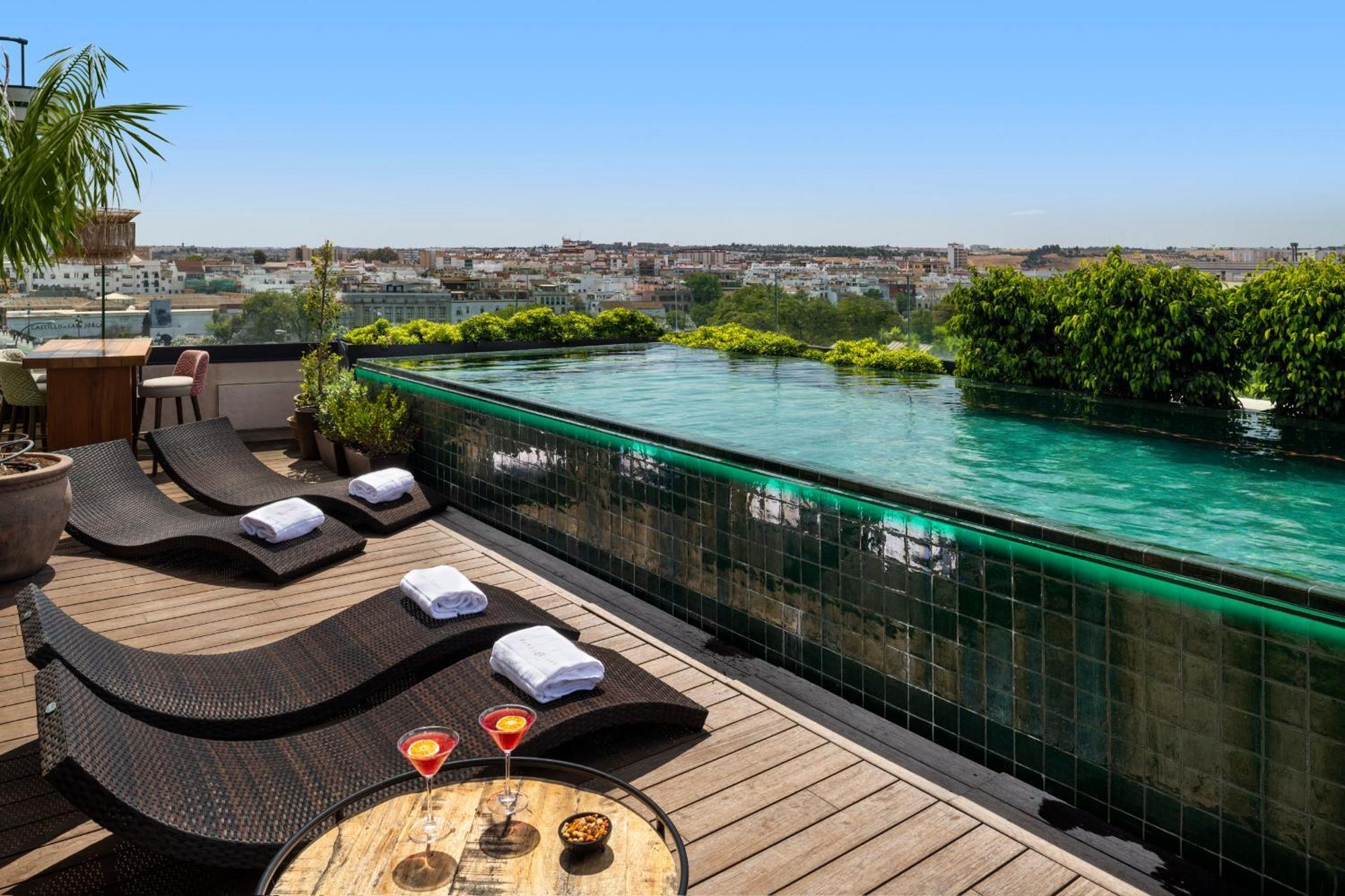 Hotel Lobby Sevilla Eksteriør bilde Rooftop pool