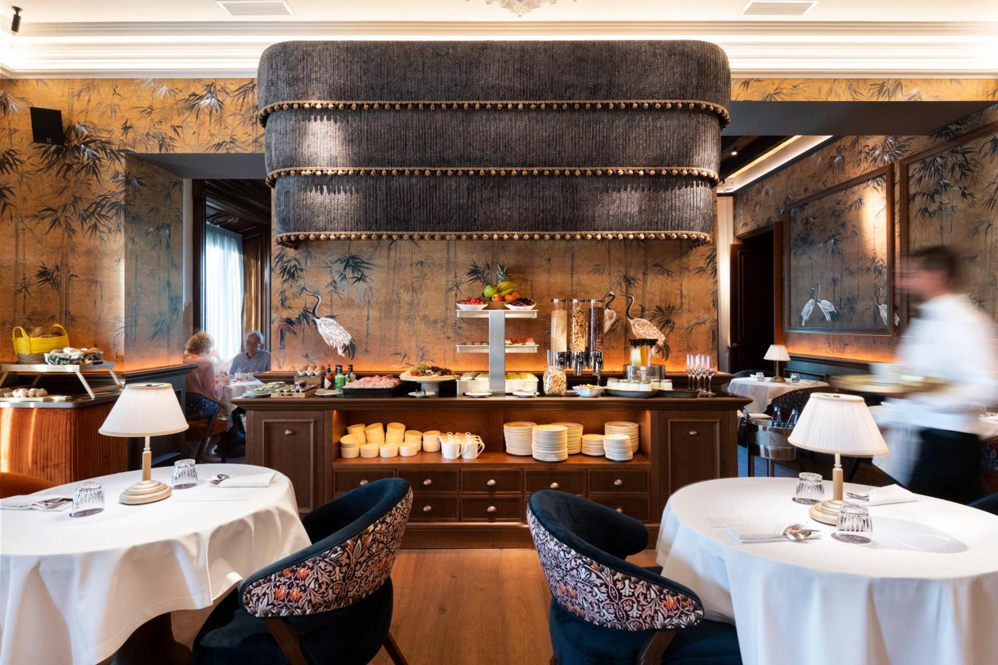 Hotel Lobby Sevilla Eksteriør bilde The restaurant in 2019