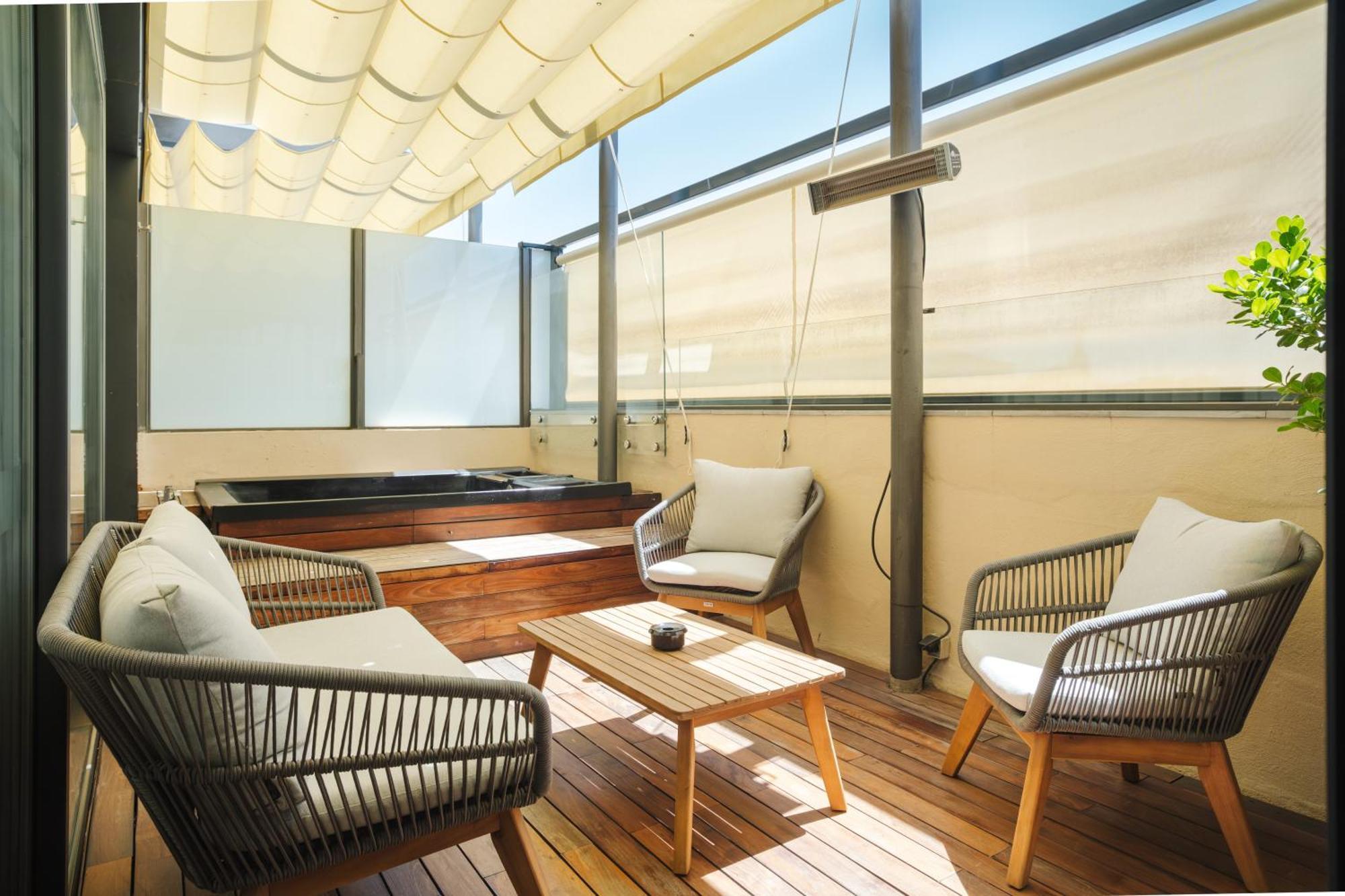 Hotel Lobby Sevilla Eksteriør bilde A balcony with a retractable awning