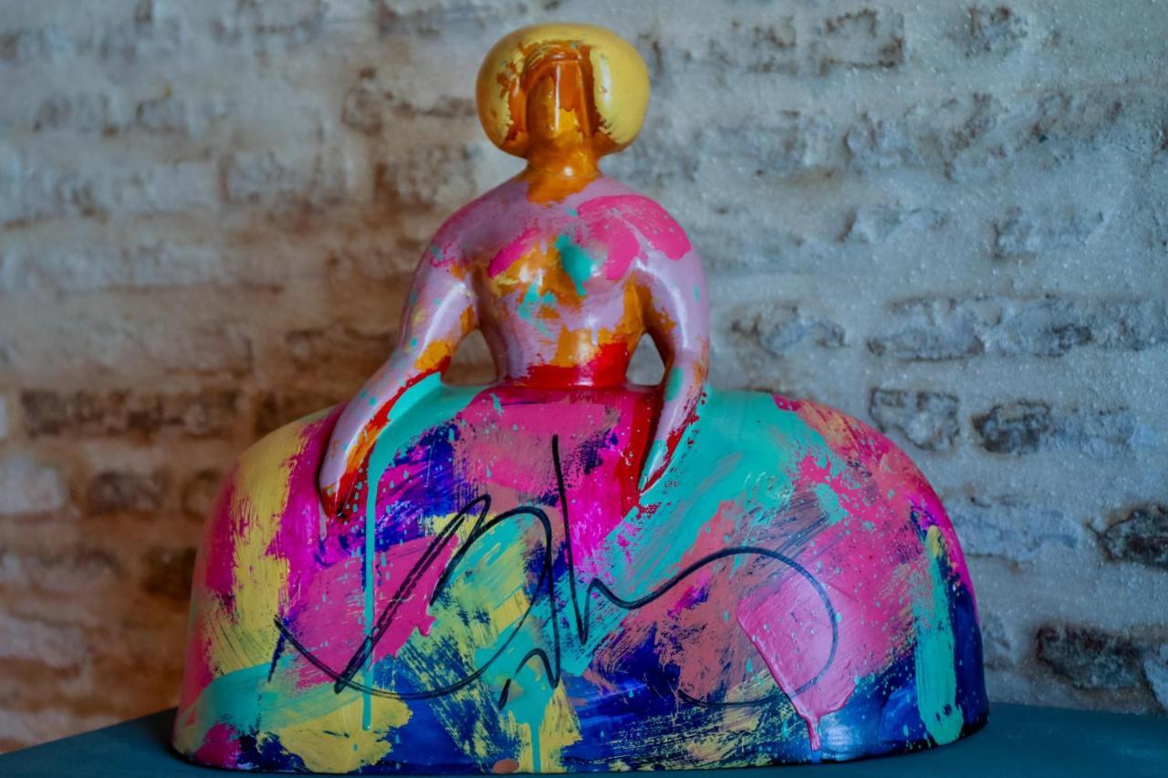 Hotel Lobby Sevilla Eksteriør bilde A sculpture by artist and designer, Mark Harris