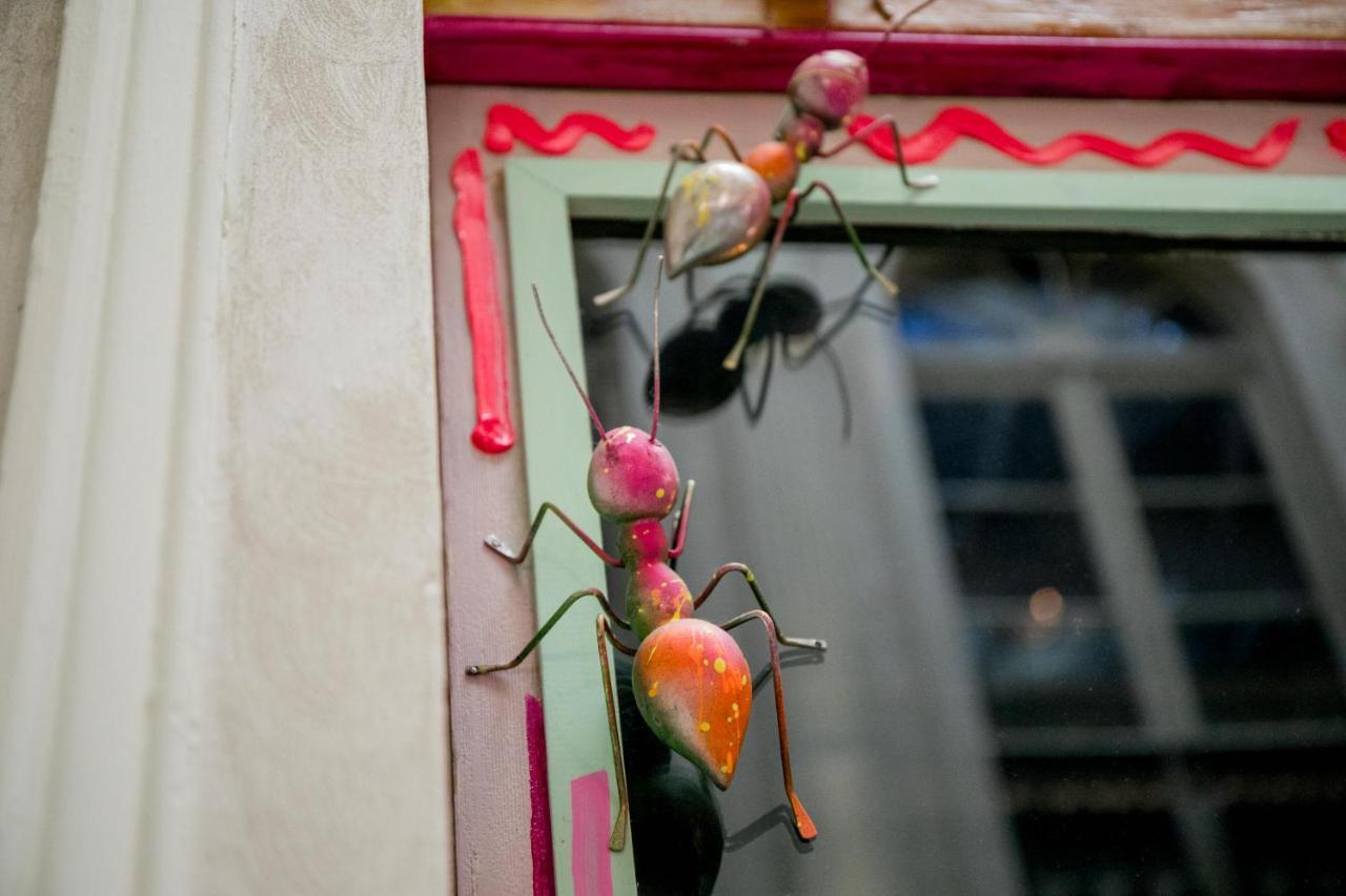 Hotel Lobby Sevilla Eksteriør bilde A toy ant